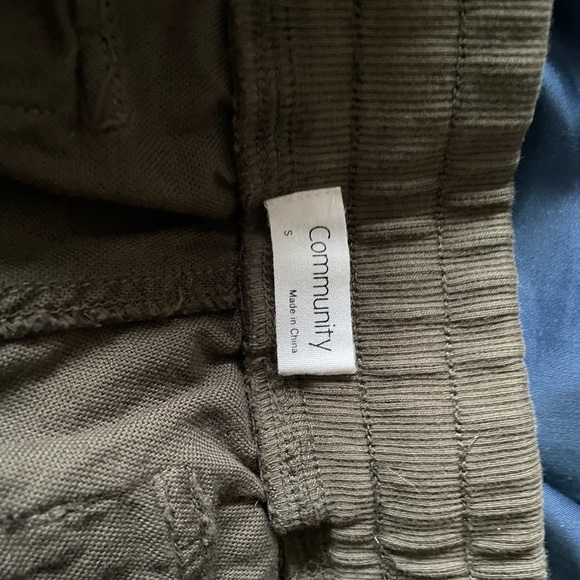 Gorgeous Aritzia Community Cargo Pants - Picture 7 of 7